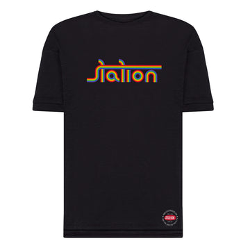 Camiseta negra con arcoiris