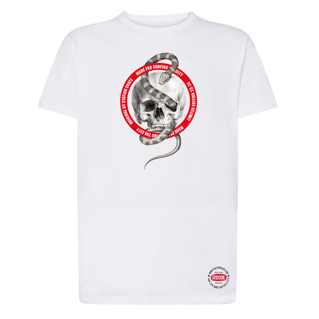 Camiseta color negro con  calavera y serpiente realista 